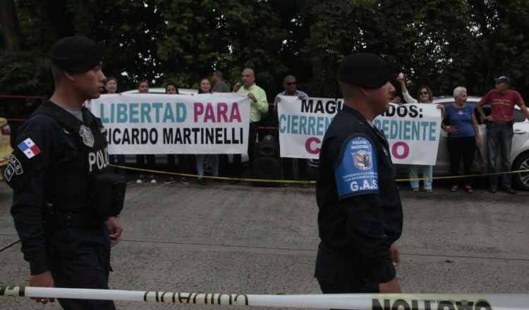 Simpatizantes de Ricardo Martinelli lo apoyaron ayer en los predios de la Corte Suprema de Justicia. Víctor Arosemena