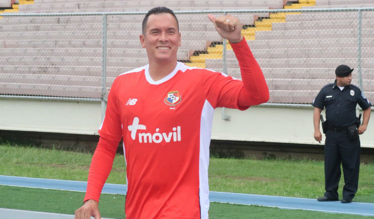 Blas Pérez, en los entrenamientos en el Rommel Fernández.