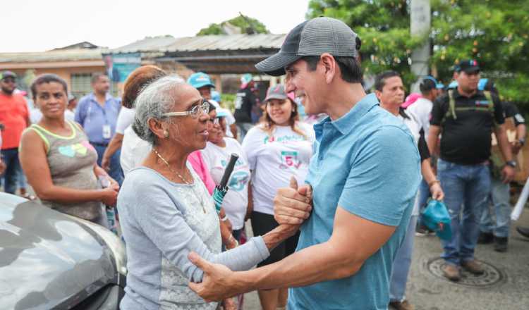 Rómulo Roux mantiene su recorrido nacional. Foto: Cortesía