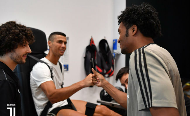 Ronaldo saluda al colombiano Cuadrado. Foto:@juventusfc