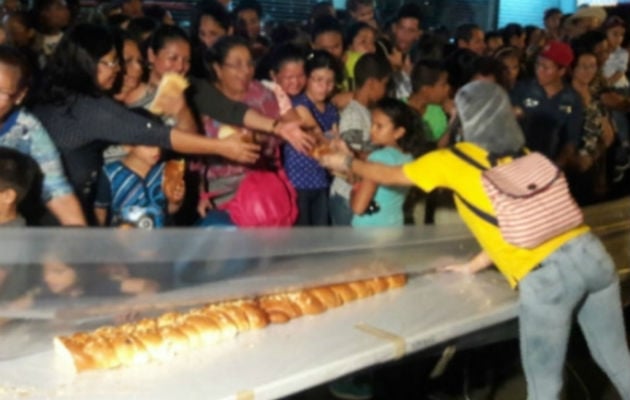 La rosca cuyo valor es de aproximadamente B/12,000.00 dólares será donada por la Panadería Santa Librada.