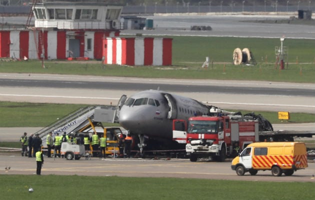 El avión con sus depósitos de combustible llenos, colisionó con la pista y estalló en llamas.