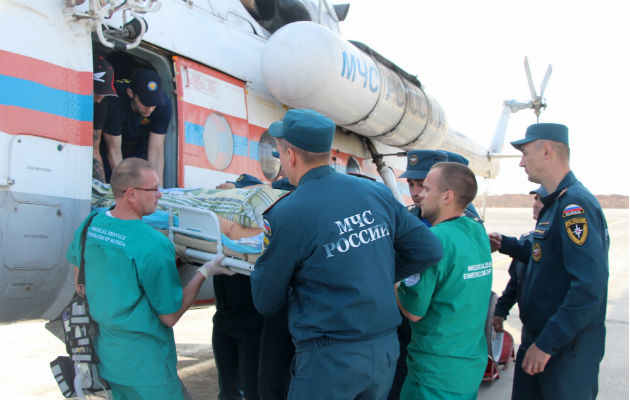 Médicos y oficiales rusos trasladan a Moscú a un herido en el ataque en Kerch. Foto: EFE.