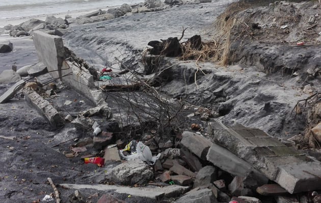 Cuando varios muros han sido destruidos por los oleajes, a la fecha, los propietarios de las viviendas afectadas, no se han recibido solicitudes de permisos de construcción, Foto/Eric Montenegro