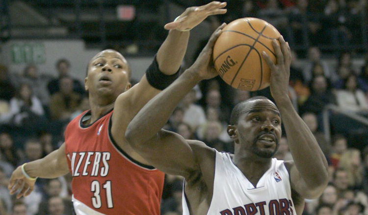 Sebastian Telfair (izq) durante su época de jugador en la NBA. Foto AP