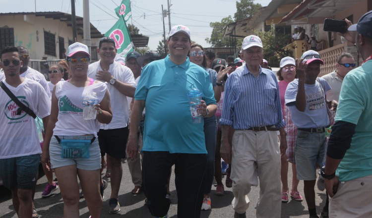 El  aspirante a la vicealcaldía del distrito capital, el diputado Sergio Gálvez junto a Hernán Delgado, aspirante a diputado, recorrieron las calles de Chepo. Víctor Arosemena.