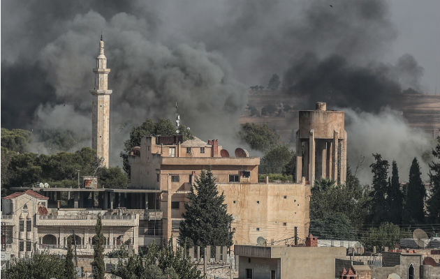 Más de 60.000 personas han huido de sus hogares por miedo a las operaciones turcas en al frontera siria con Turquía. Foto: EFE. 