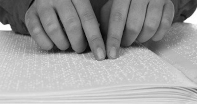 El sistema braille convierte la palabra escrita en una forma táctil. Consiste en un sistema de puntos en relieve grabados sobre papel, en el que cada carácter está formado por 6 puntos.  