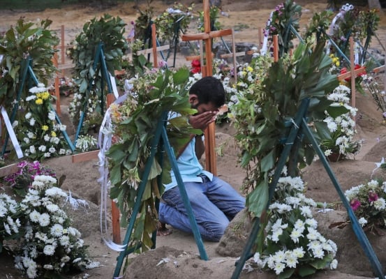 Le rinden tributo a las víctimas de los ataques en varias iglesias en el Domingo de Pascua. FOTO/AP