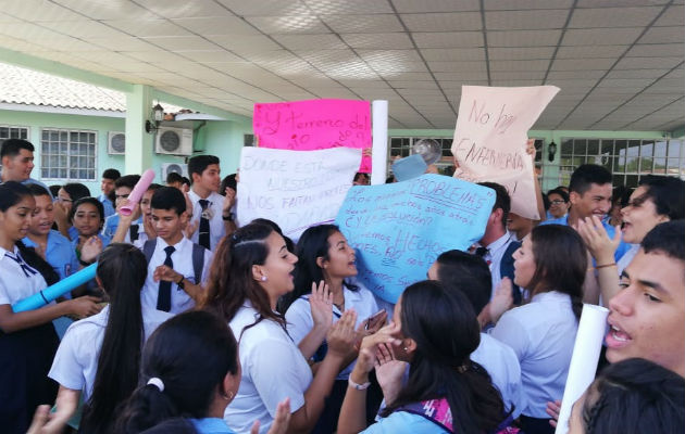 Paralizaron clases y salieron  las calles, en demanda de respuestas. Foto: Thays Domínguez 