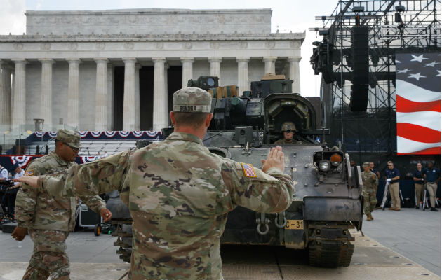 Soldados colocan un tanque frente al Lincoln Memorial. Foto: AP.