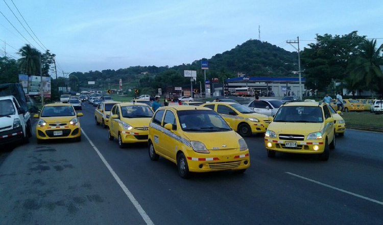 Los taxistas regulares y los de turismo se han visto afectados. Foto de archivo