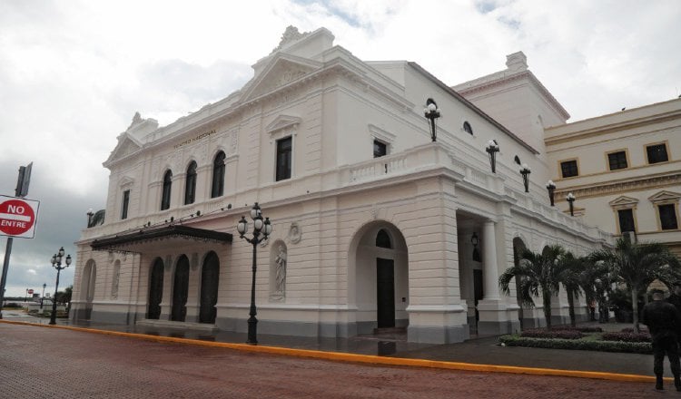 El Teatro Nacional tiene una capacidad de 853 personas.