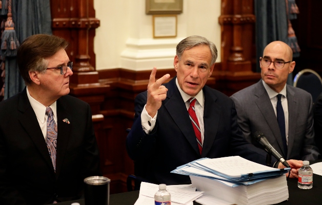  El gobernador de Texas Greg Abbott, generó polémica al conocerse sobre un escrito que promueve la violencia. FOTO/AP