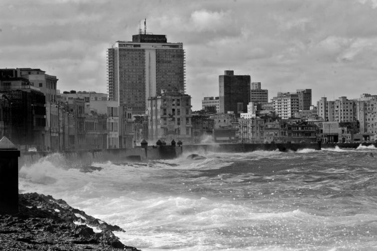 Una vista del malecón de La Habana, un muro costero que bordea parte de la capital cubana, desde el Vedado a La Habana Vieja. El papa Francisco propone un diálogo que nos una a todos porque el desafío ambiental nos interesa e impacta a todos. Foto: EFE.