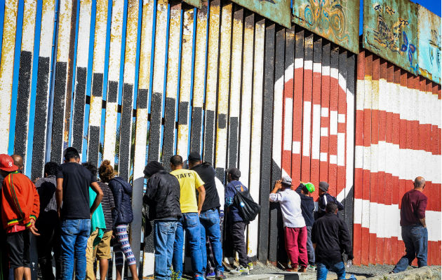 Migrantes ya se congregan en la valla fronteriza Tijuana-EE.UU. Foto: EFE.