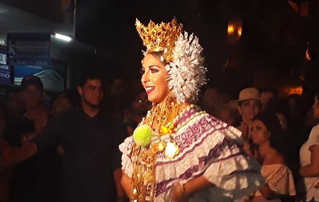 La reina de Calle Abajo de Las Tablas, Thalía Mabel Villalaz, junto a su tuna se enfrentó a la soberana de Calle Arriba. Foto/Thays Domínguez