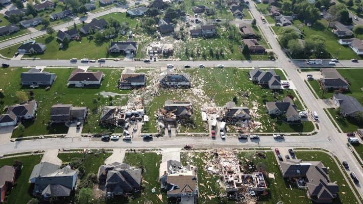 Toma aérea muestra casas dañadas y escombros que marcan el camino de un tornado en Celina, Ohio. FOTO/AP