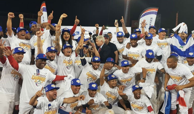 Los Toros de Herrera celebran el título ganado en el Rod Carew. Foto Caribe Béisbol