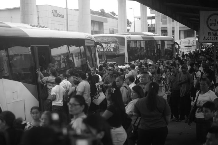 El transporte no solo se ve afectado por la frecuencia y cantidad de unidades, existen factores externos que entorpecen el flujo y movilización de las personas, tales como la estructura vial, las condiciones de tráfico, clima y mal estado de las calles. 