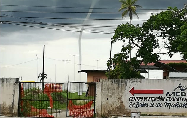 El fenómeno atmosférico se formó en la bahía de Manzanillo. Foto: Diómedes Sánchez S. 