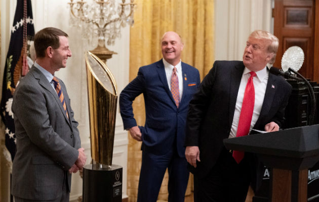 El entrenador de los Tigers de Clemson, Dabo Swinney (izq), escuchaa a Trump (der.), en la Casa Blanca. Foto: EFE.