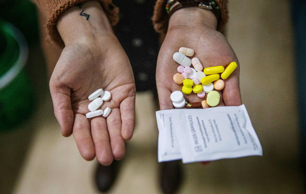 Un nuevo tratamiento contra la tuberculosis (izq.) incluye muchas menos pastillas que el tradicional (der.). Foto/ Michele Spatari/Agence France-Presse — Getty Images.