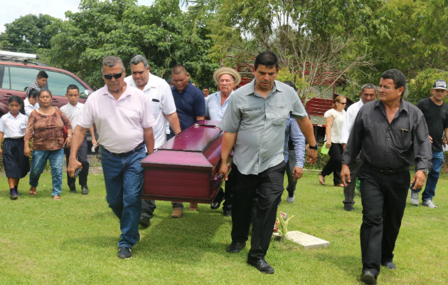 Familiares, estudiantes, docentes, vecinos y amigos asistieron al funeral. Foto: Melquíades Vásquez.