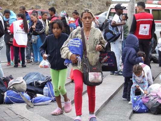 Una migrante venezolana sale con su hija de la terminal de Rumichaca, en la frontera entre Colombia y Ecuador este sábado, en Tulcán (Ecuador). FOTO/EFE