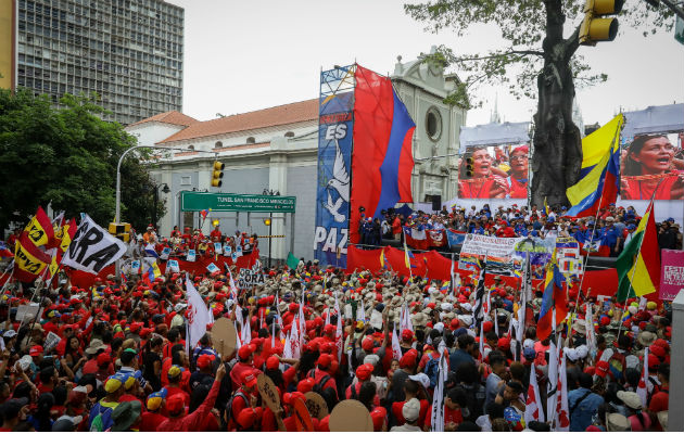 En la manifestación que recorrió el centro de Caracas hasta llegar al palacio presidencial de Miraflores, participaron los miembros de la milicia de Venezuela, trabajadores públicos e integrantes de los movimientos sociales del chavismo.