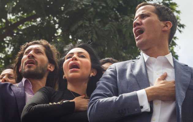 Juan Guaidó (d), en una concentración de opositores al Gobierno. Foto: EFE. 