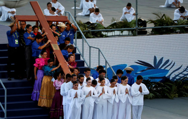 Miles de Jóvenes participaron del Via Crucis en el campo Santa María La Antigua. Foto: AP/EFE