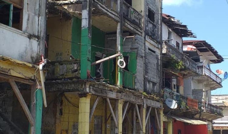 Estas edificaciones fueron abandonadas, al mudarse sus residentes al proyecto de Altos de los Lagos. Diómedes Sánchez