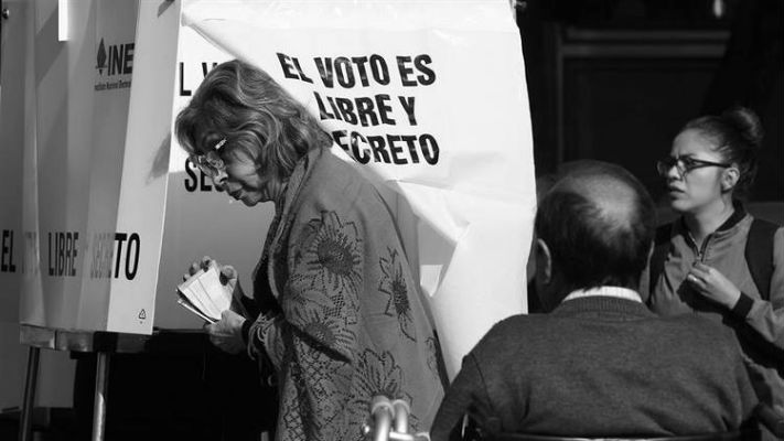 Tenemos que darle sentido a la política, entender que debemos sumarnos a generar ese cambio, y es dentro de los partidos, para convertirnos en los fiscalizadores de la administración. Foto: EFE.