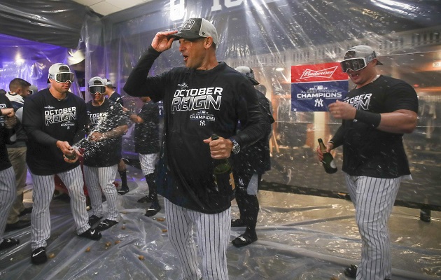 Aaron Boone celebra con los otros jugadores de los Yanquis. Foto:AP